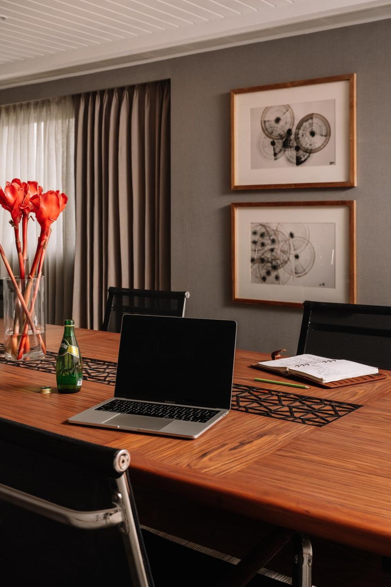 The Raintree, St. Mary'S Road Hotel Csennai Kültér fotó A laptop computer